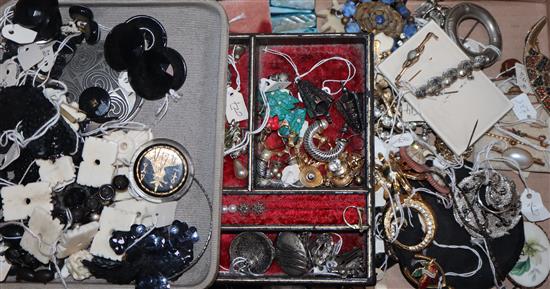 A quantity of mixed costume jewellery.